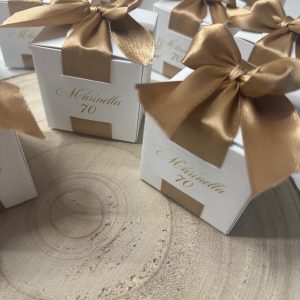 Scatola quadrata con nastro